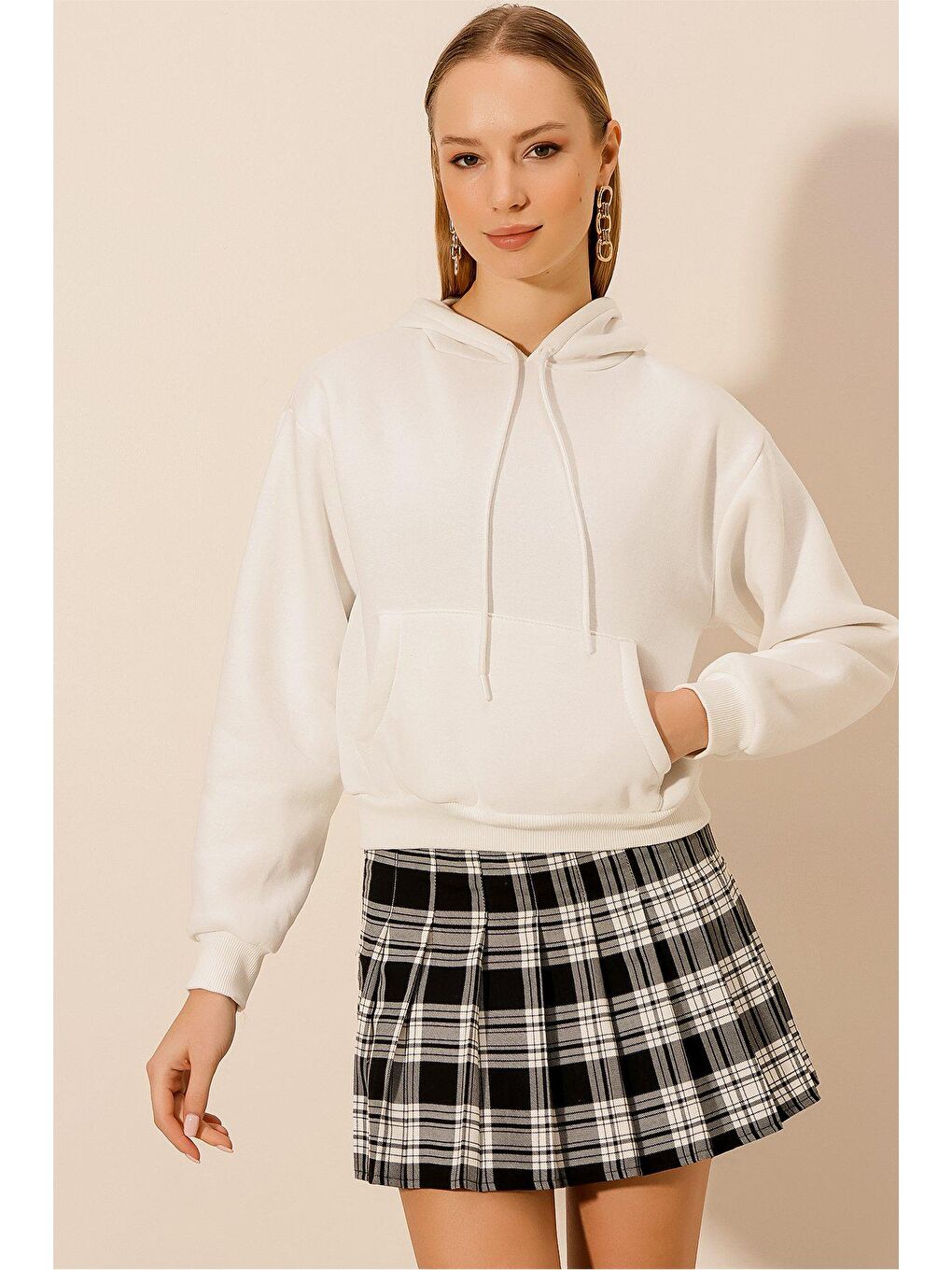 Beyaz Üç İplik Kanguru Cepli Kısa Hoodie-1