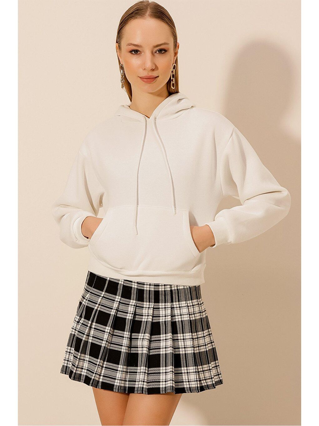 Beyaz Üç İplik Kanguru Cepli Kısa Hoodie-3