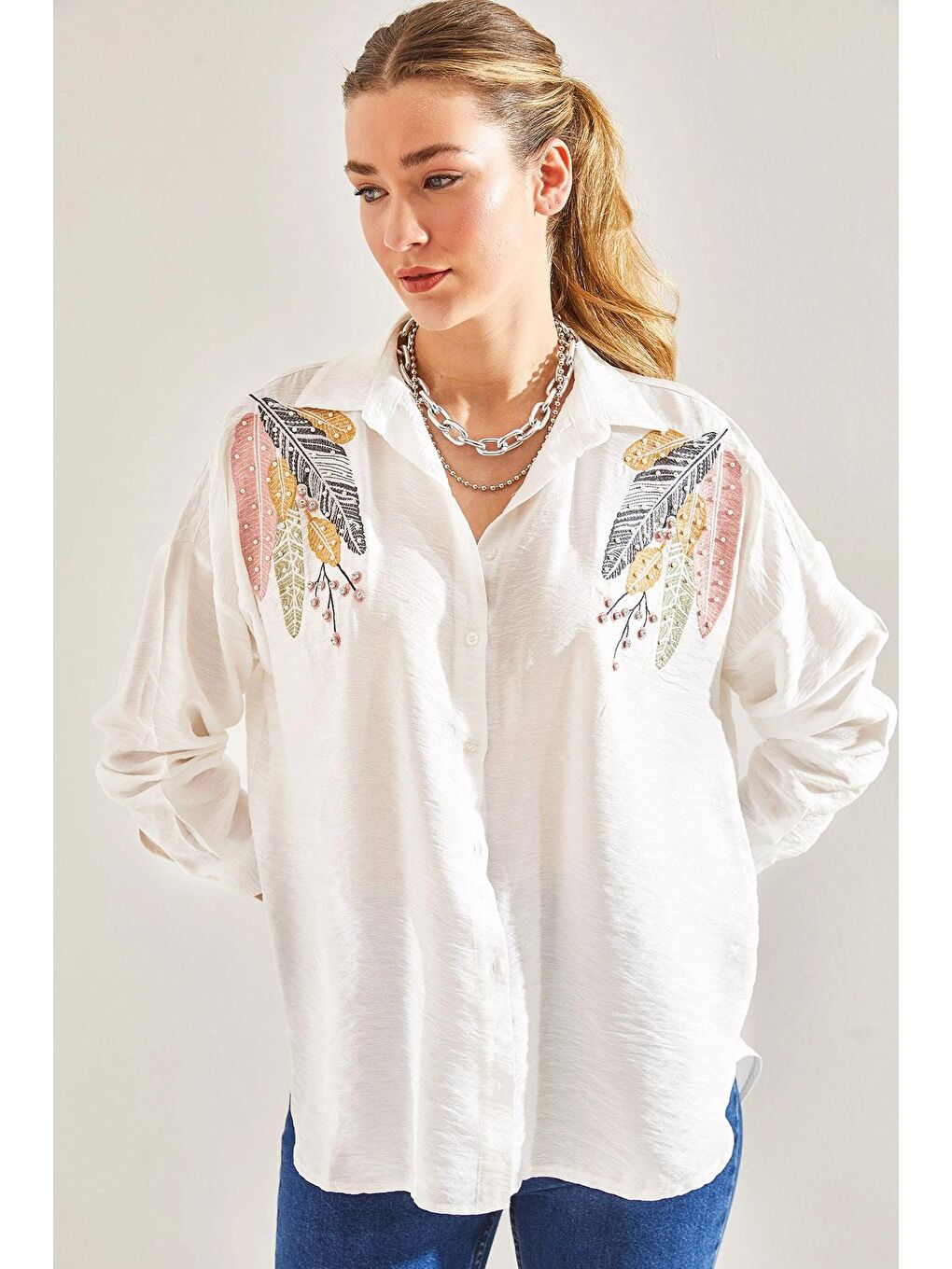 Beyaz Modest Kadın Nakışı Taşlı İncili Gömlek 60181005-1