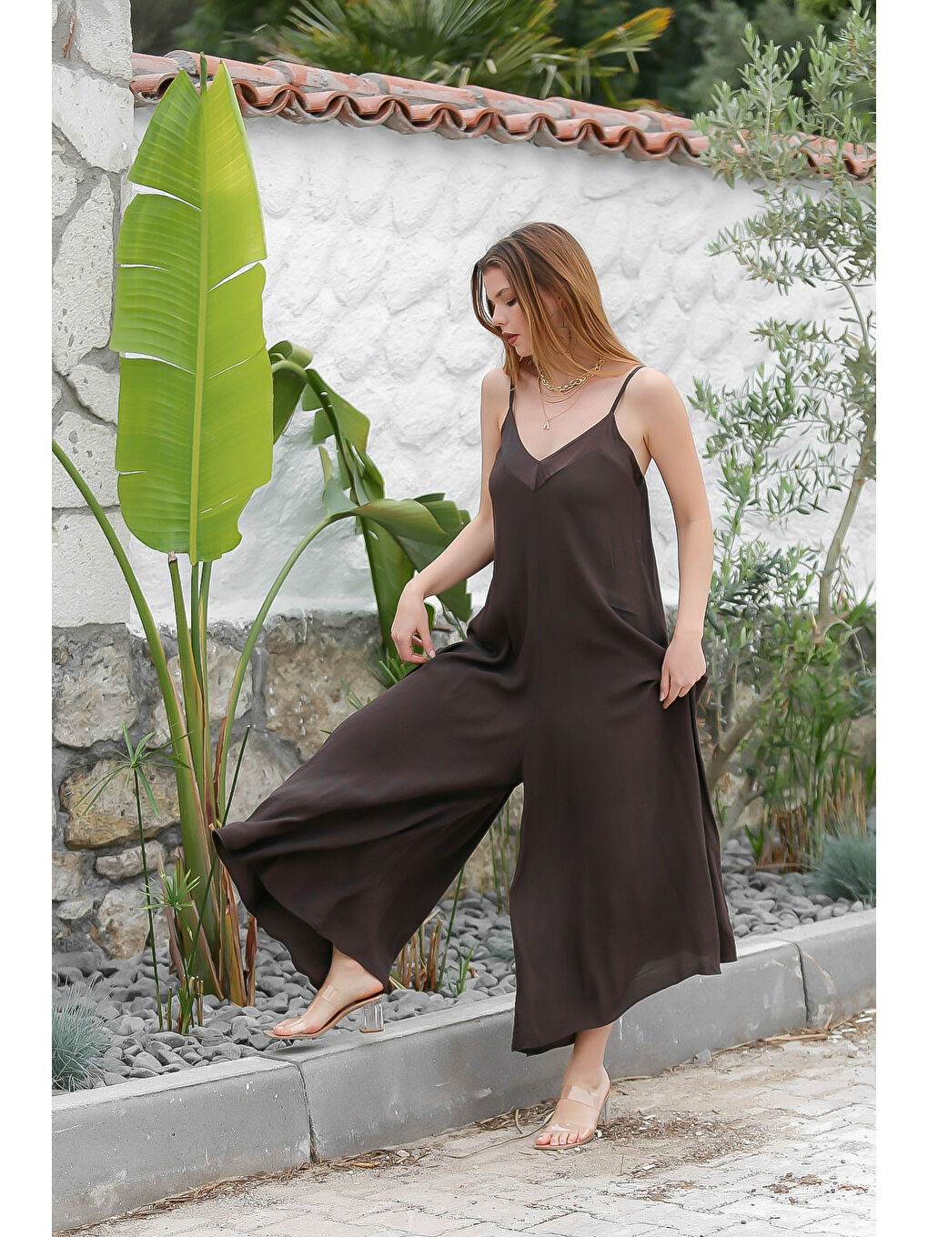 İtalyan Kahverengi V Yaka Askılı Dokuma Bol Paça Casual Viskon Tulum-4