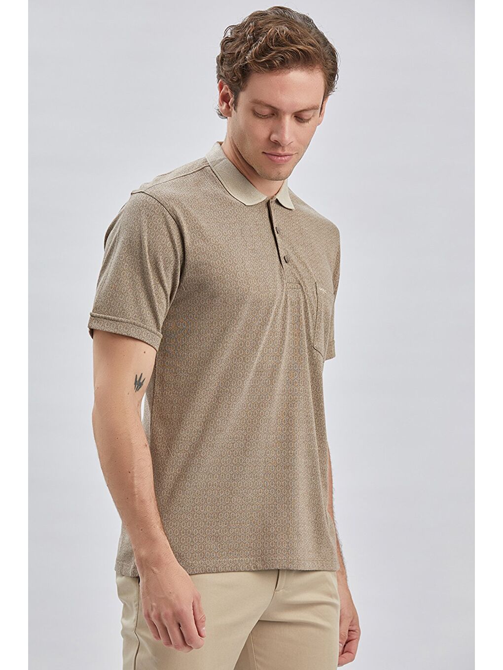 Bej Taş Rengi Desenli Jakarlı Polo Yaka Cepli Klasik Comfort Fit Rahat Kesim Tişört 1011240172-3