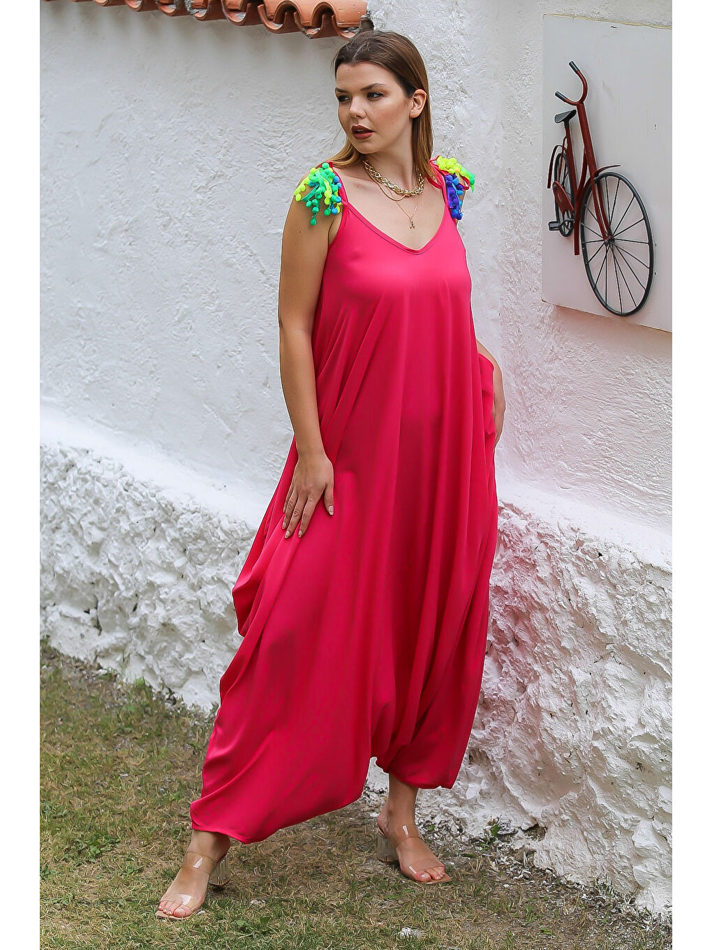 Fuşya V Yaka Askılı Cepli Ponponlu Dokuma Oversize Şalvar Paça Casual Tulum-5