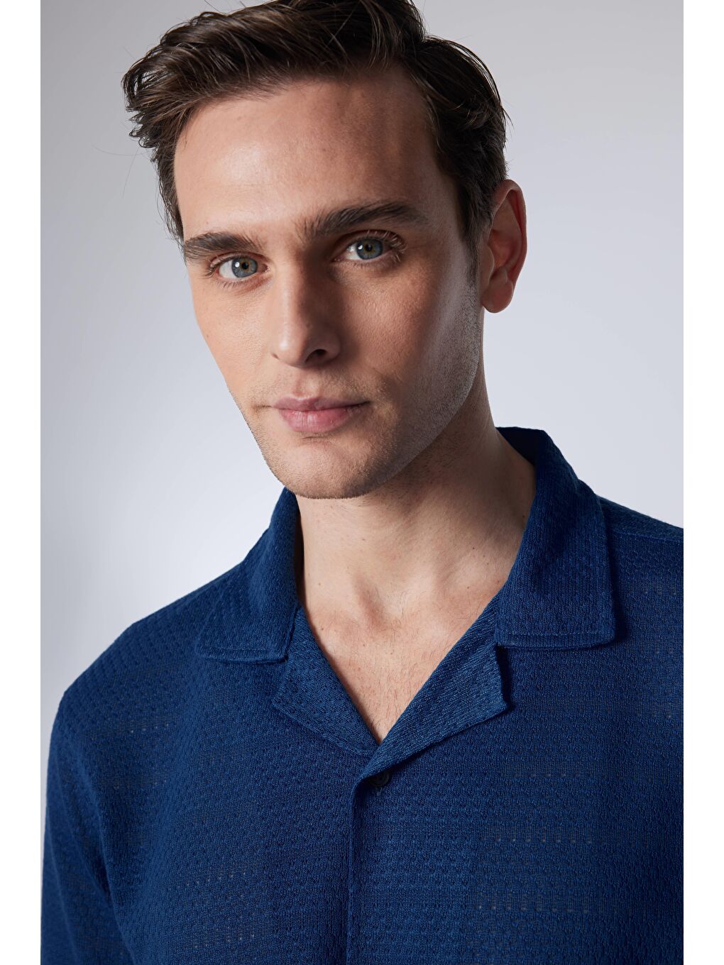 Slim Fit Kısa Kollu Dar Kesim Apaj Yaka Örme Kumaş Yazlık İndigo Erkek Gömlek-2