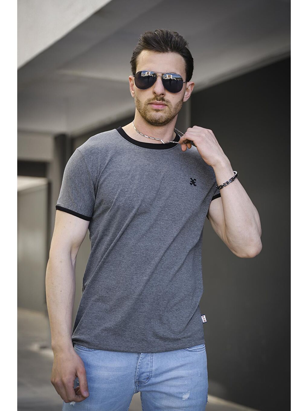 Gri Slim Fit Likralı Nakış Detaylı Kolu ve Yakası Biyeli Erkek Tişört