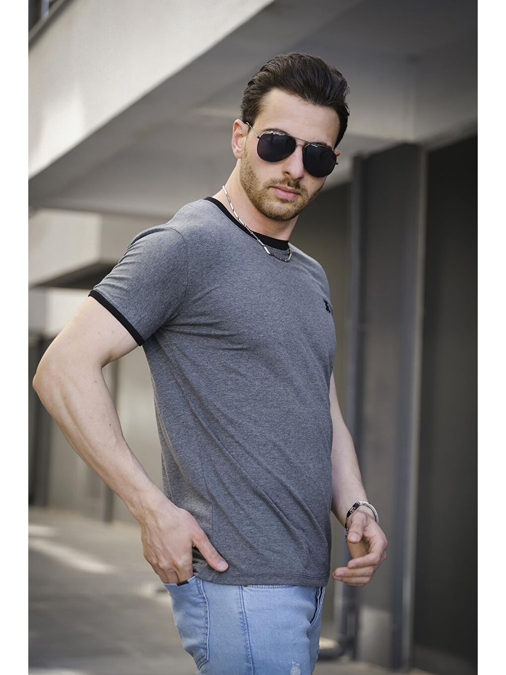 Gri Slim Fit Likralı Nakış Detaylı Kolu ve Yakası Biyeli Erkek Tişört-1