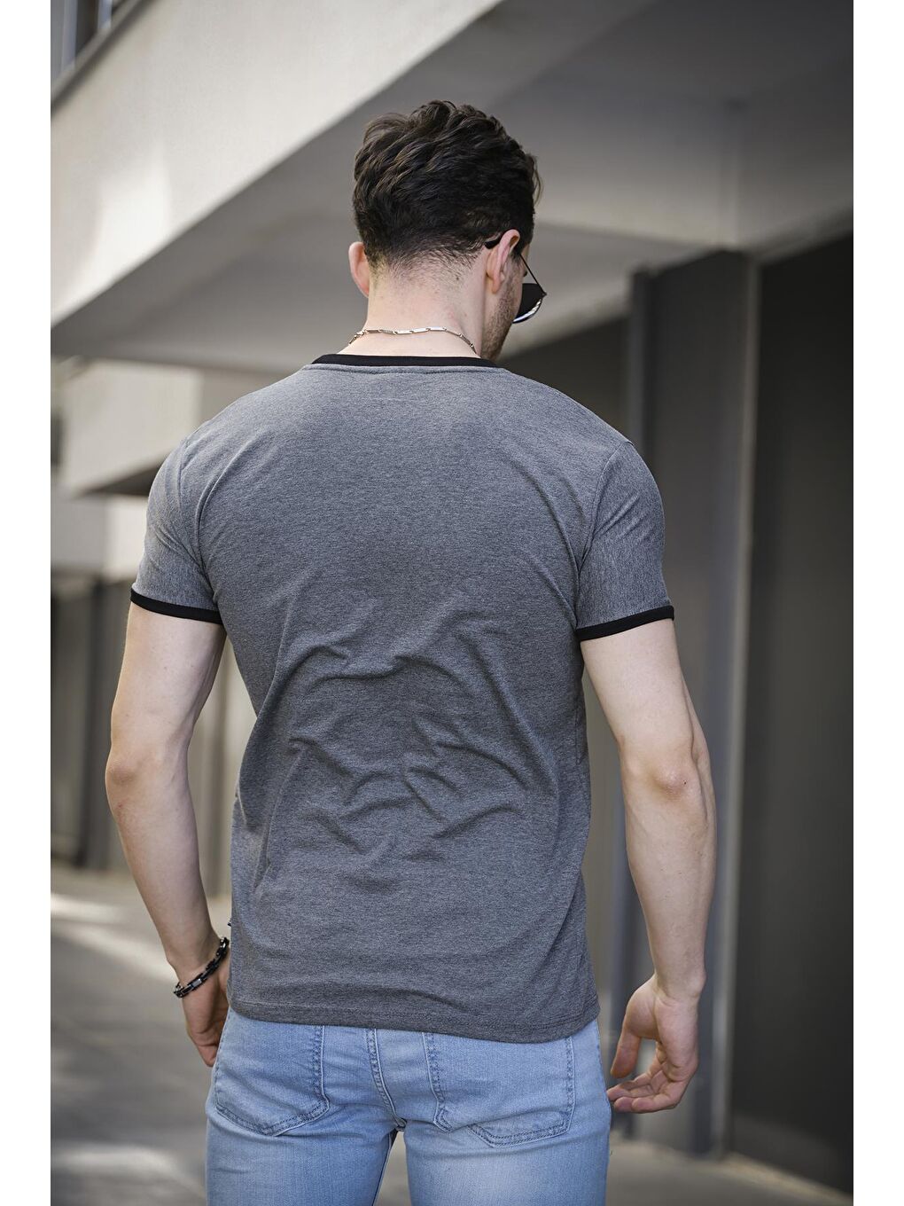 Gri Slim Fit Likralı Nakış Detaylı Kolu ve Yakası Biyeli Erkek Tişört-2