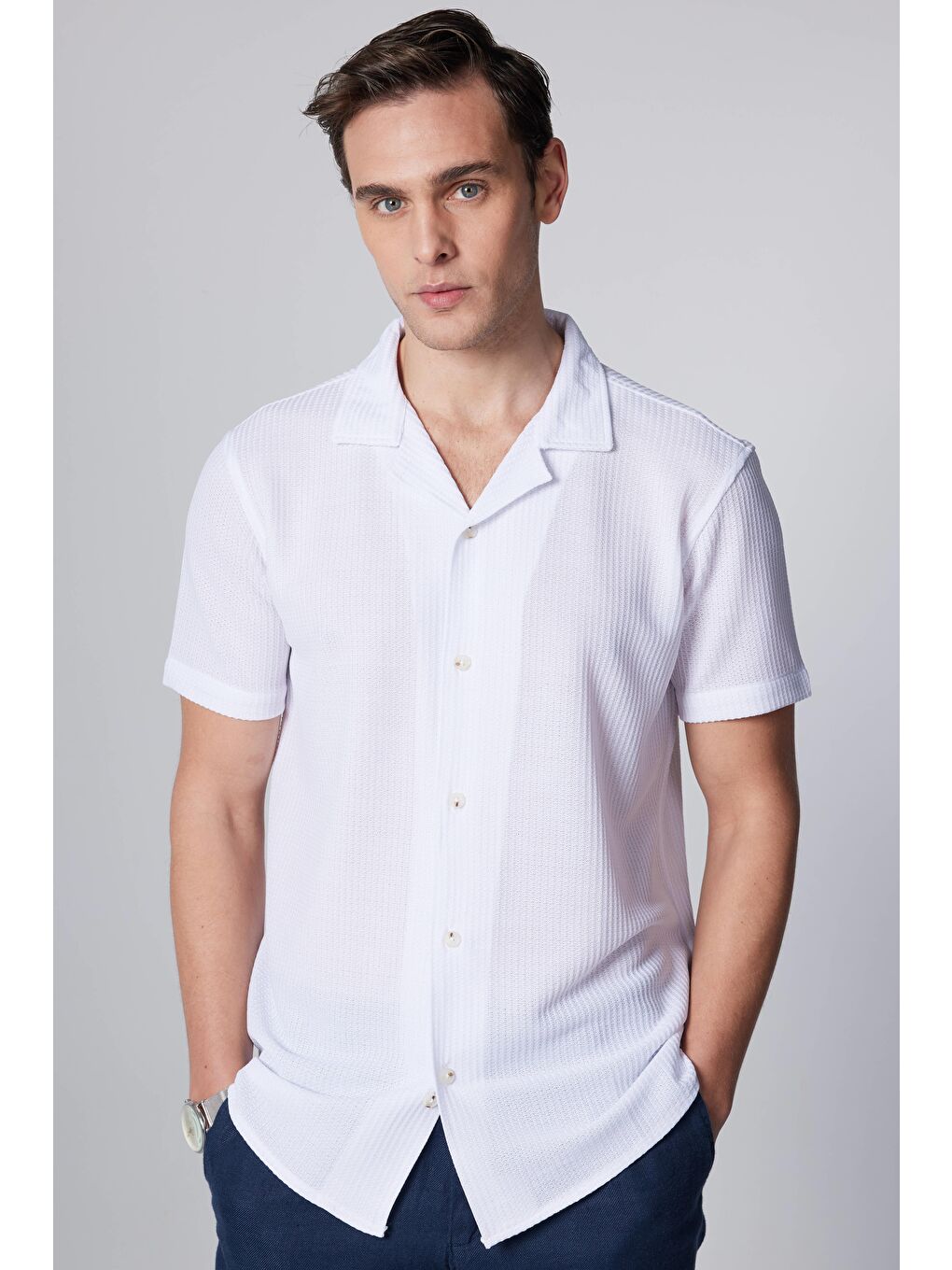 Slim Fit Kısa Kollu Dar Kesim Apaj Yaka Örme Kumaş Yazlık Beyaz Erkek Gömlek