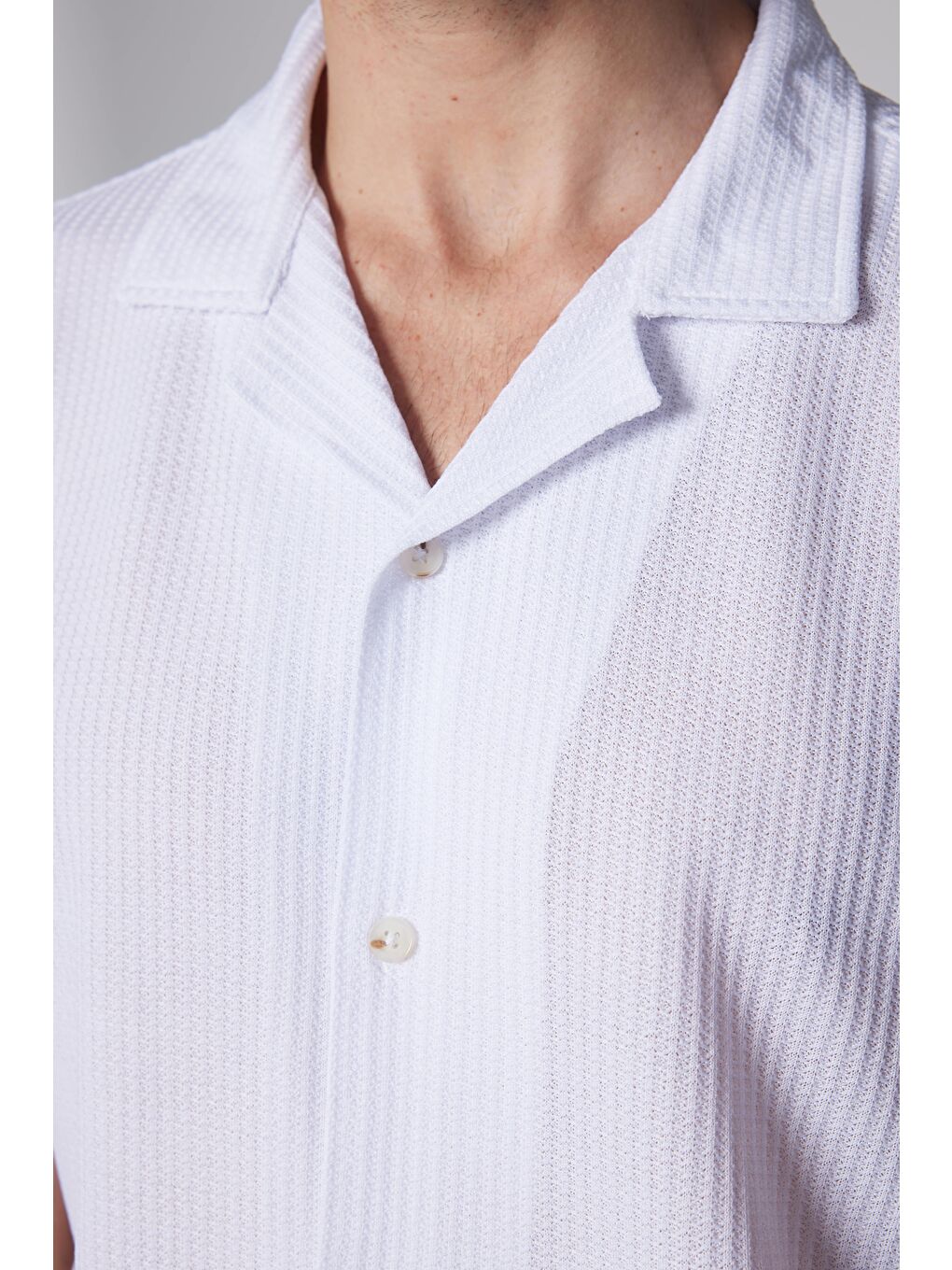 Slim Fit Kısa Kollu Dar Kesim Apaj Yaka Örme Kumaş Yazlık Beyaz Erkek Gömlek-3