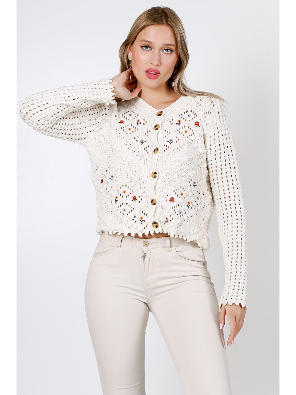 Ekru V Yaka Uzun Kol Düğmeli Nakışlı Triko Hırka