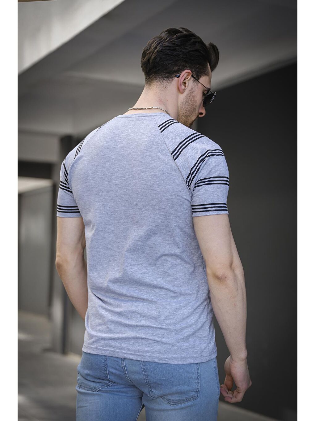 Gri Omuz Baskı Detaylı Slim Fit Elastanlı Erkek Tişört-2