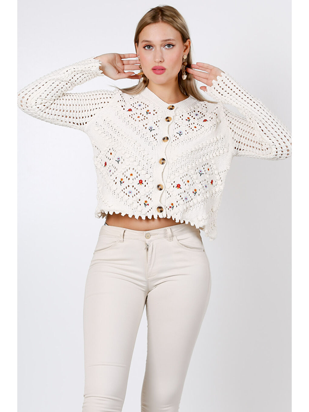 Ekru V Yaka Uzun Kol Düğmeli Nakışlı Triko Hırka-2