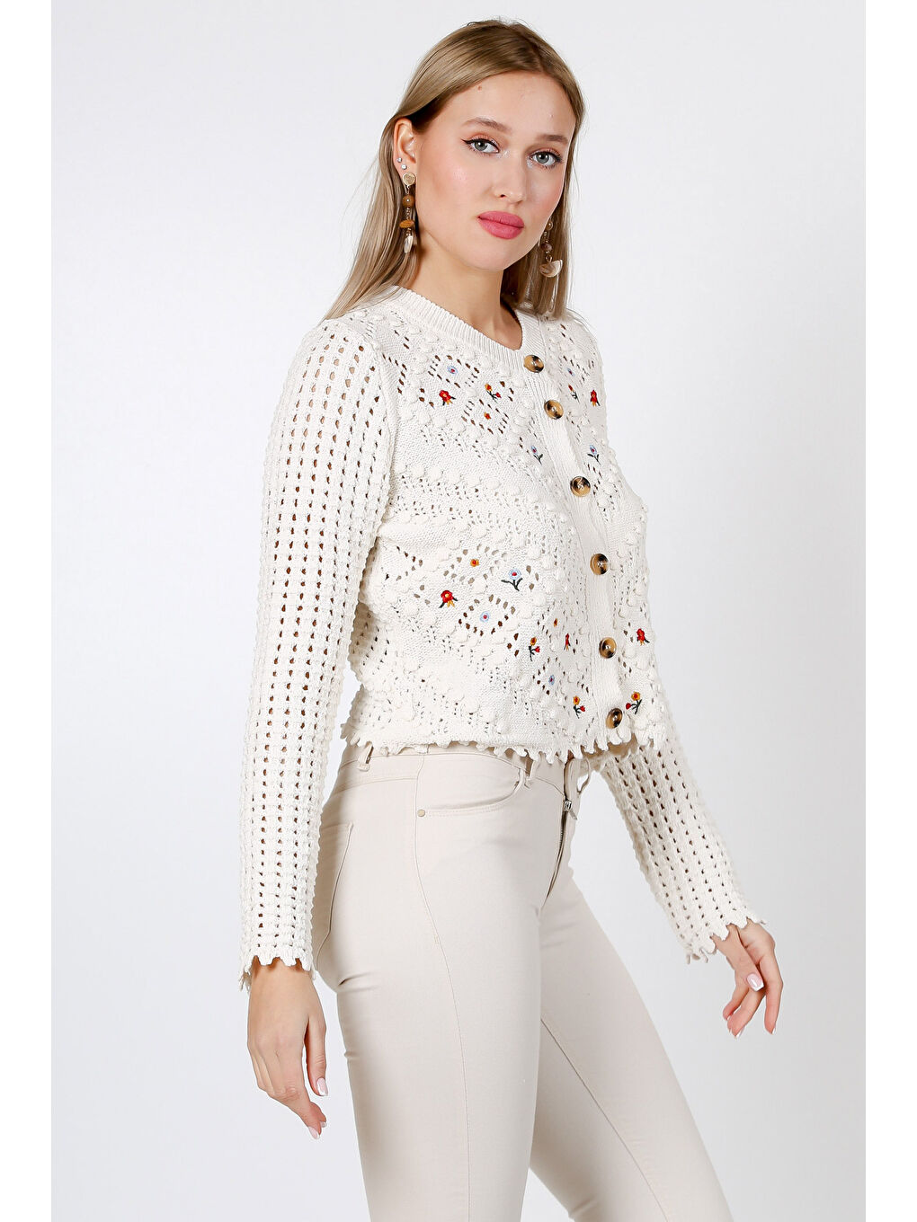 Ekru V Yaka Uzun Kol Düğmeli Nakışlı Triko Hırka-3