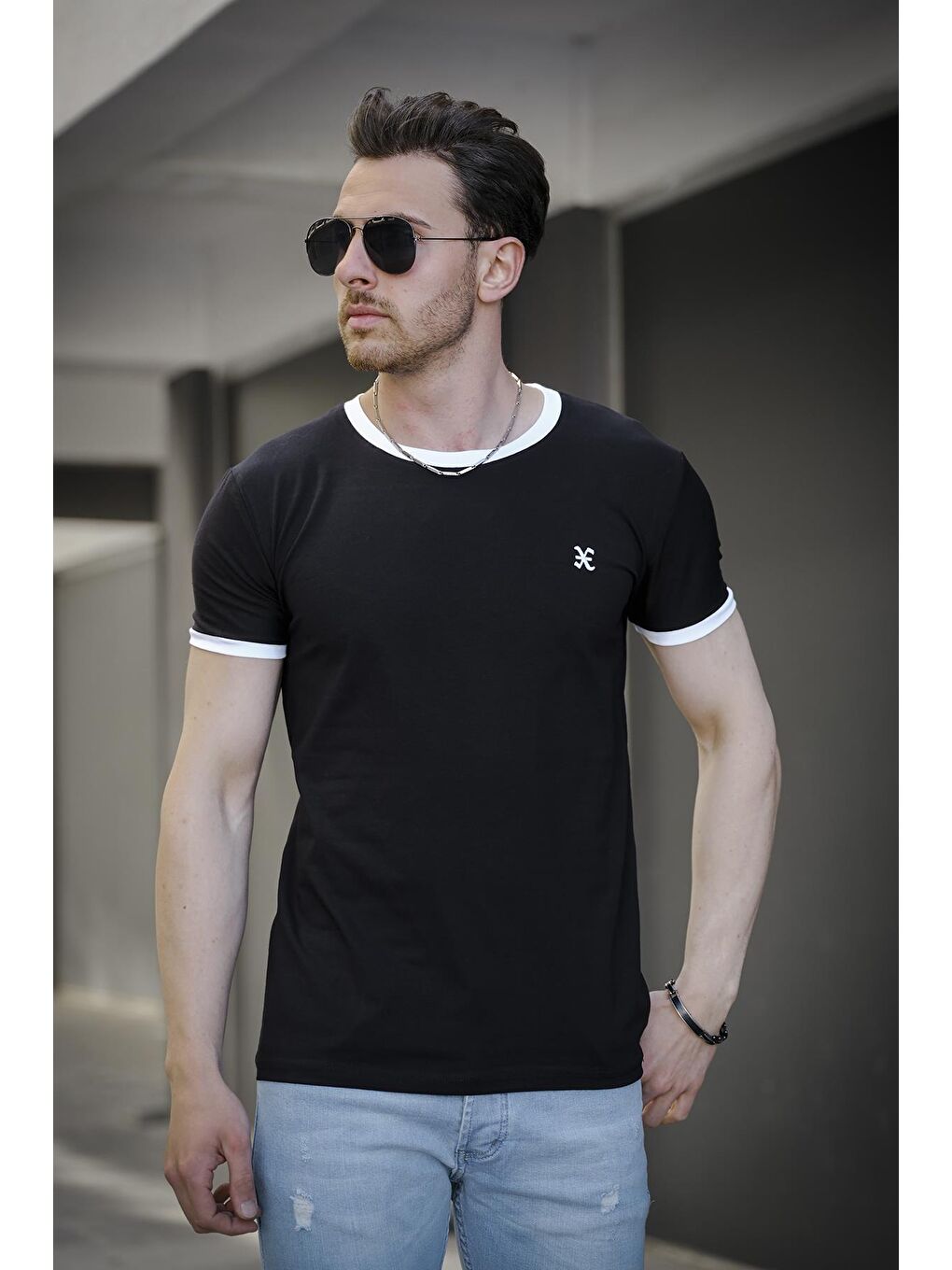 Siyah Slim Fit Likralı Nakış Detaylı Kolu ve Yakası Biyeli Erkek Tişört