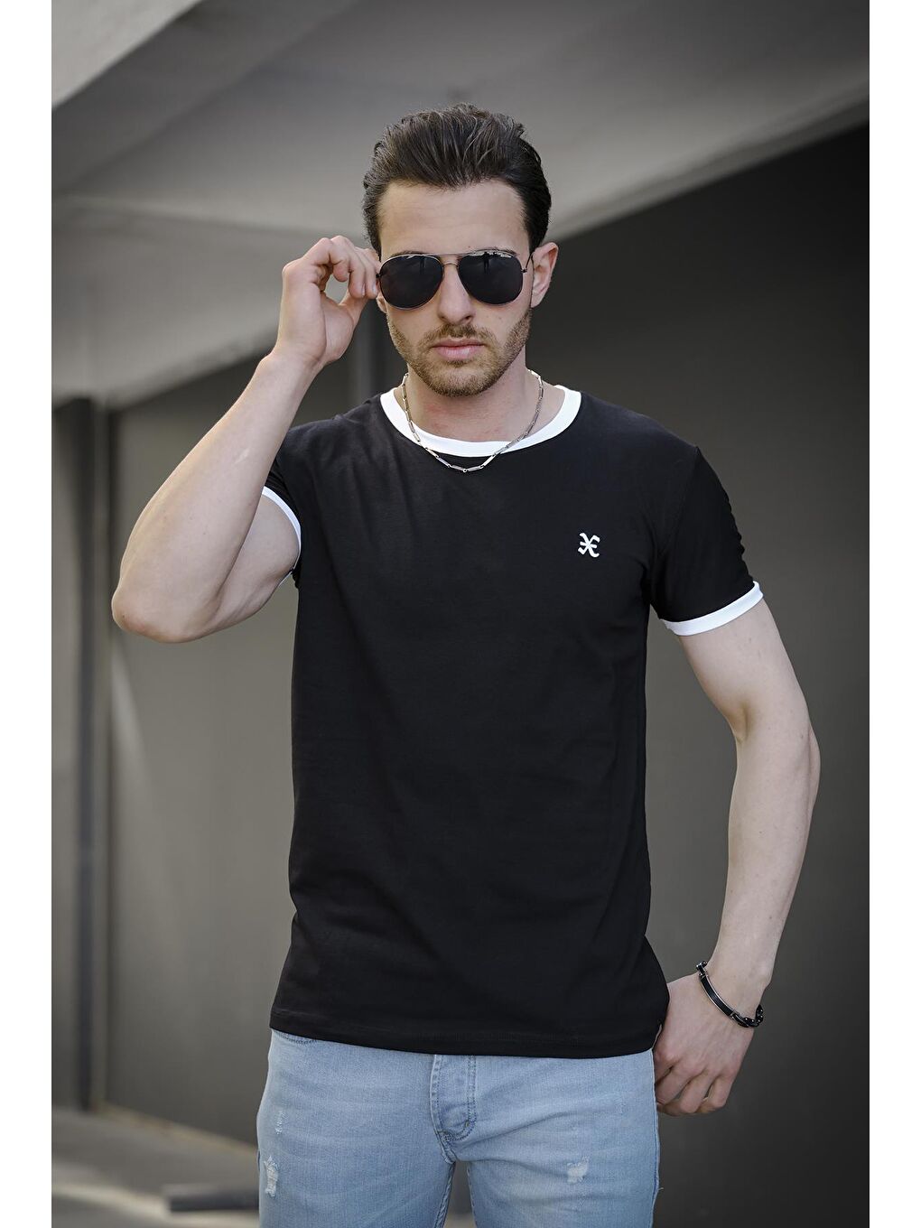 Siyah Slim Fit Likralı Nakış Detaylı Kolu ve Yakası Biyeli Erkek Tişört-1