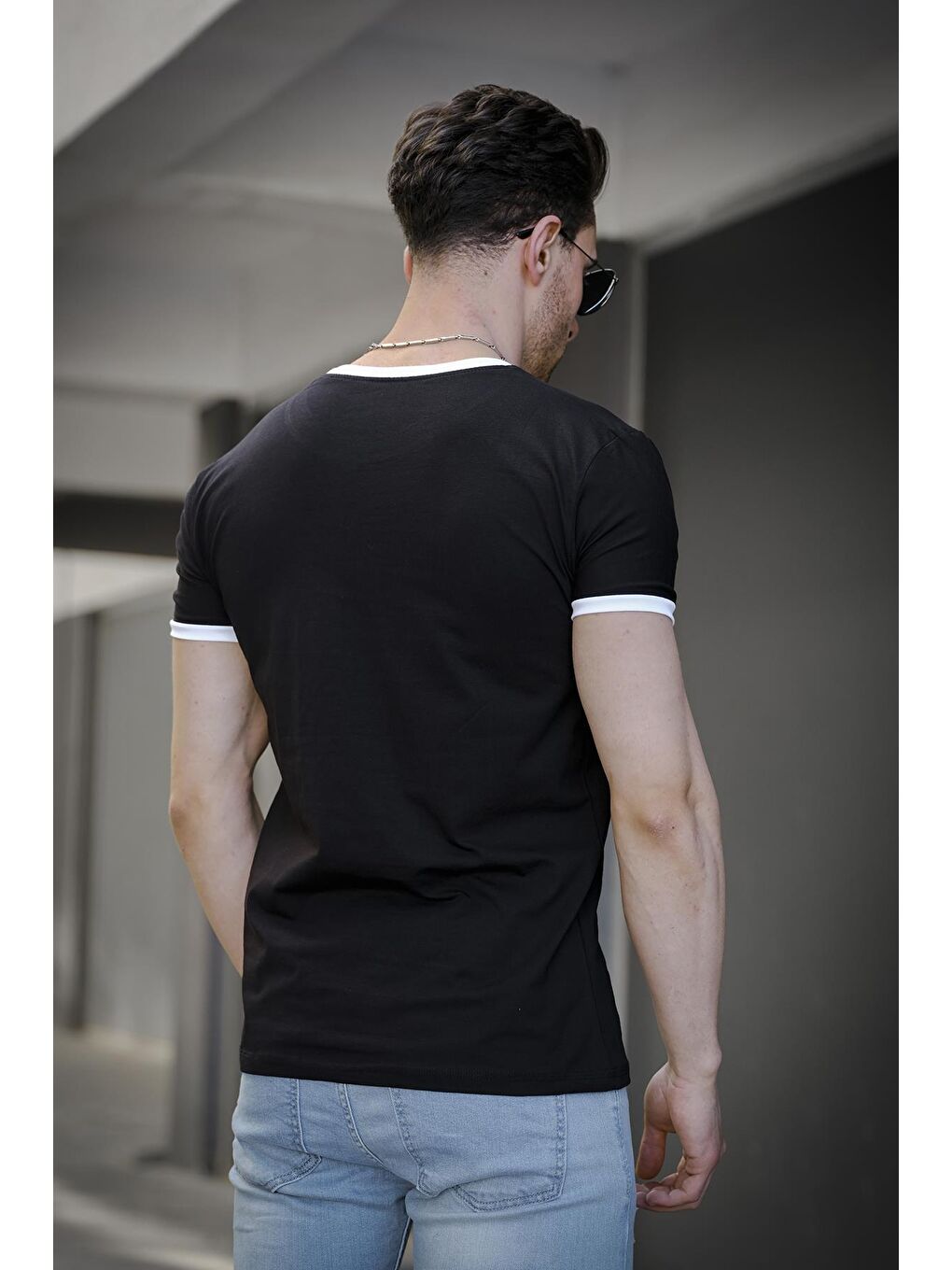 Siyah Slim Fit Likralı Nakış Detaylı Kolu ve Yakası Biyeli Erkek Tişört-2