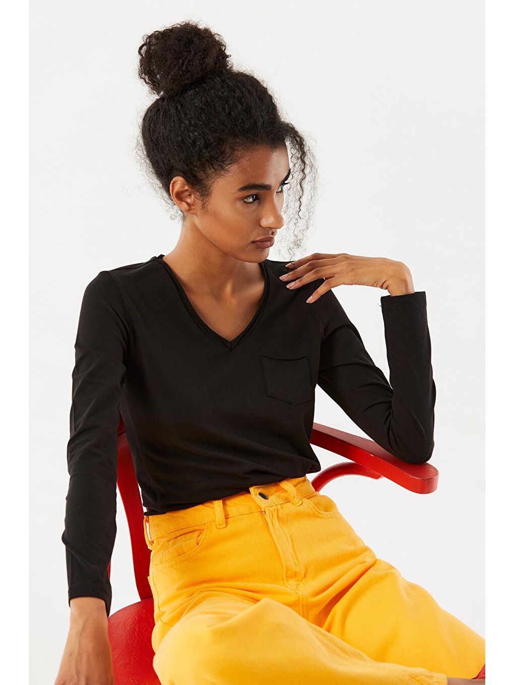 Siyah V Yaka Cep Detaylı Basic Body