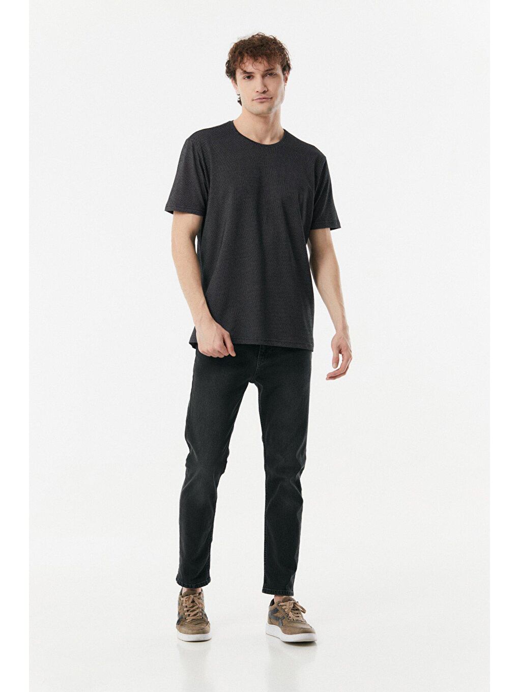 Siyah Geometrik Desenli Bisiklet Yaka Tişört-1