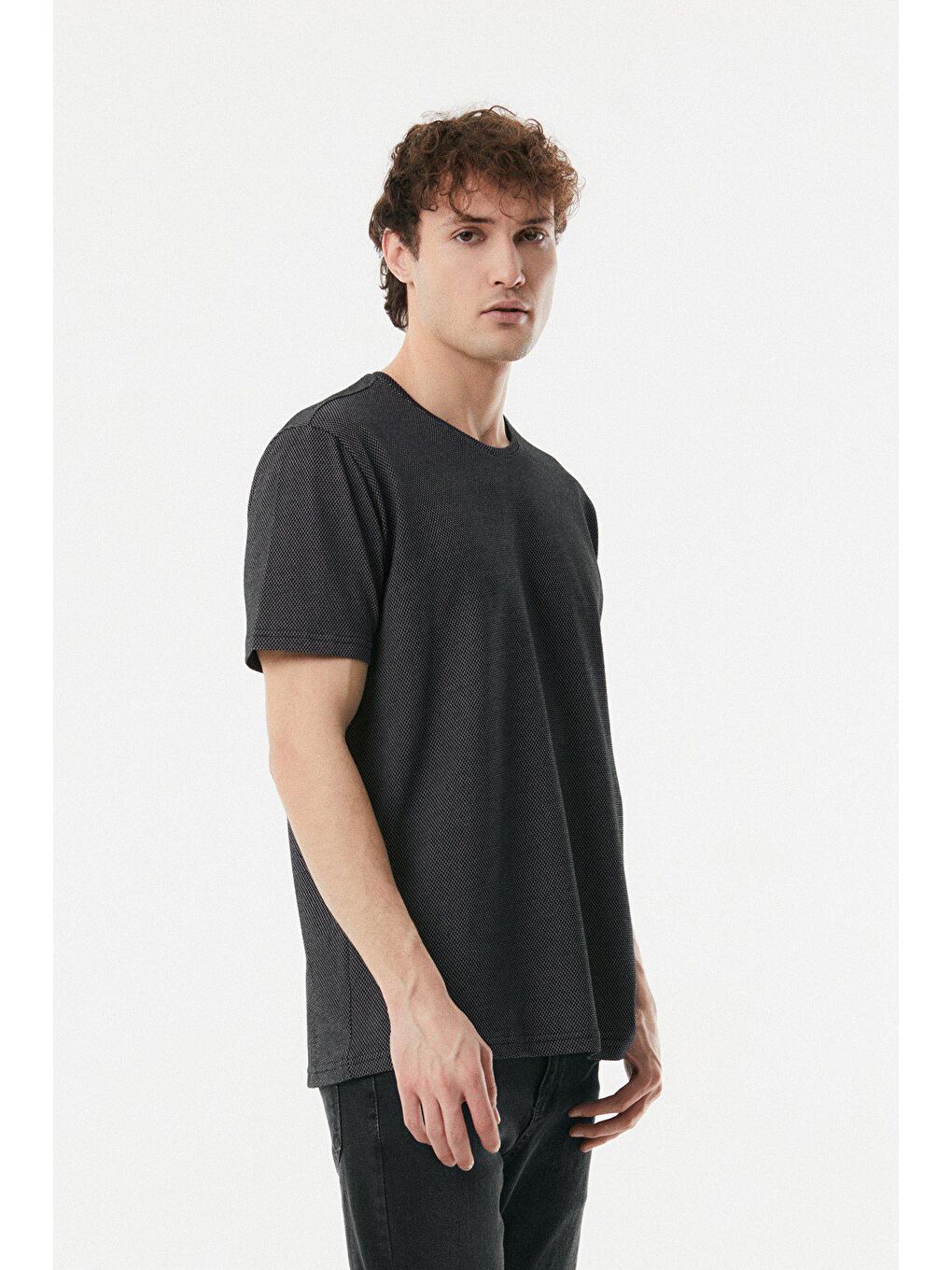 Siyah Geometrik Desenli Bisiklet Yaka Tişört-2