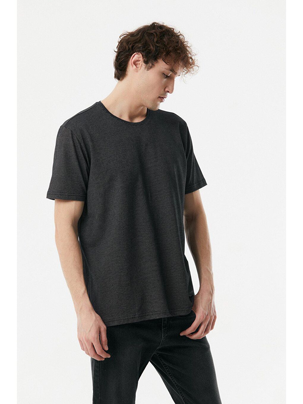 Siyah Geometrik Desenli Bisiklet Yaka Tişört-3