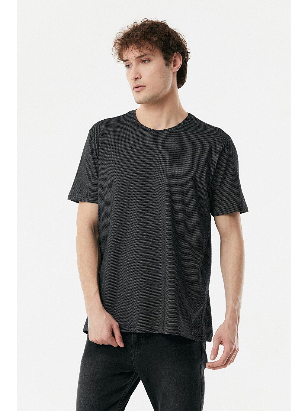 Siyah Geometrik Desenli Bisiklet Yaka Tişört-4