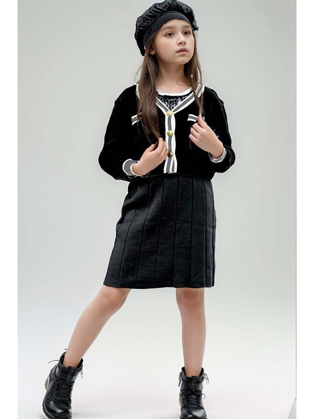 Kız Çocuk Önü ve Bilekleri Şerit ve Düğme Detaylı Siyah Triko Etekli Takım