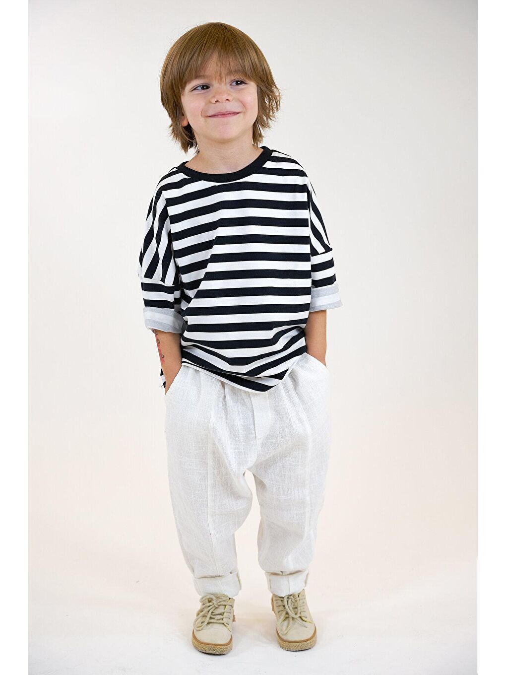 Beyaz Vera Dikişli Carrot Pantolon + Siyah Beyaz Çizgili Penye T-Shirt-1