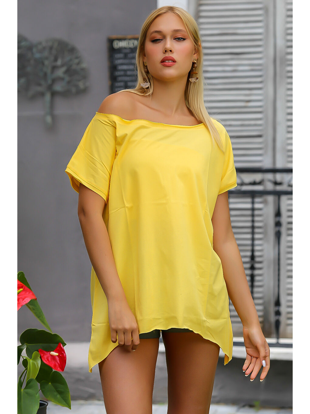 Sarı Kayık Yaka Düşük Kol Örme Oversize Tişört-3