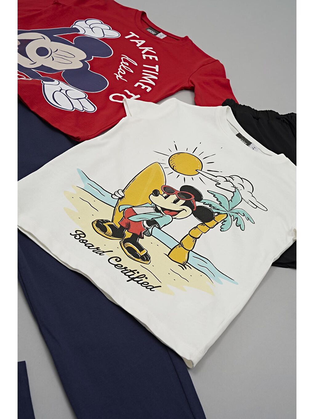 Kırmızı 4'lü Mickey Mouse Baskılı Tişört Şort Pantolon Takım-4