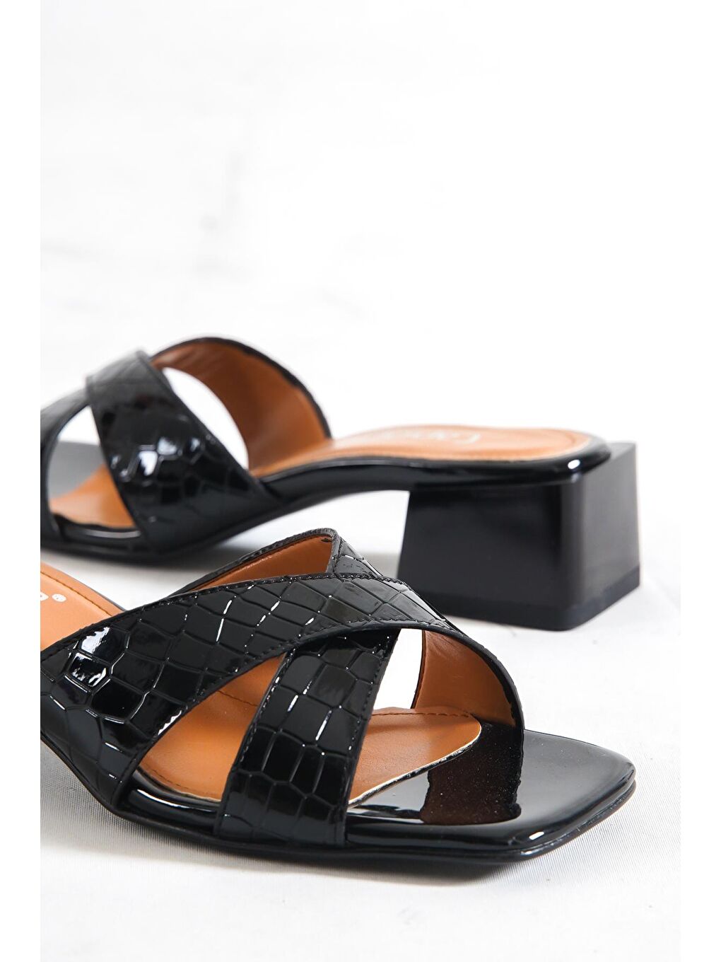 Siyah Cristina Küçük Kroko Desenli Çapraz Bantlı Orta Topuklu Kadın Terlik-1