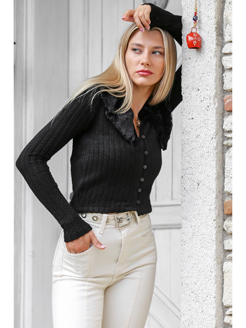 Siyah Şal Yaka Uzun Kol Düğmeli Kürk Yakalı Triko Crop Fit Casual Hırka-3