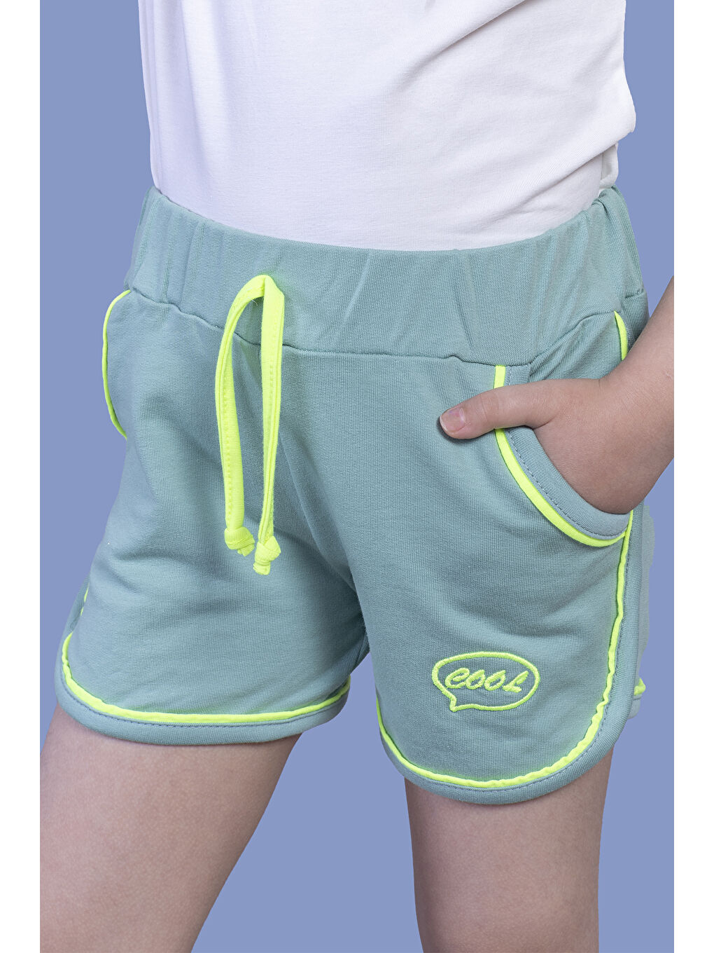 Yeşil Kız Çocuk Beli Lastikli İki Yanı Cepli Nakışlı Şort