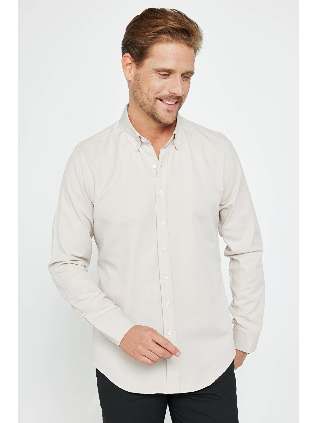 Bej Erkek Slim Fit Dar Kesim Uzun Kollu Pamuklu Oxford Doku Taş Renk Düğmeli Yaka Gömlek