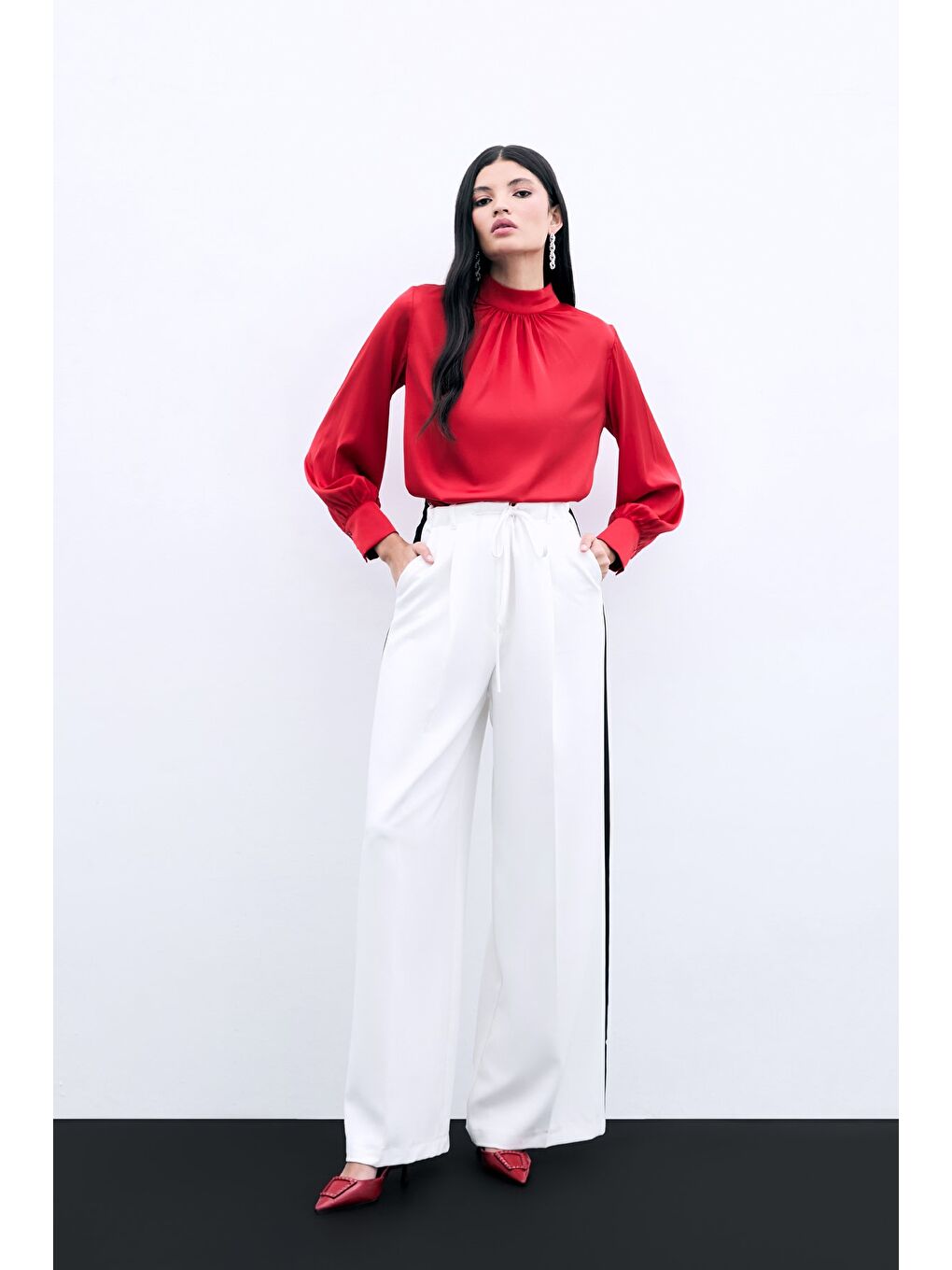 Yaka Detaylı Saten Bluz - Kırmızı-1