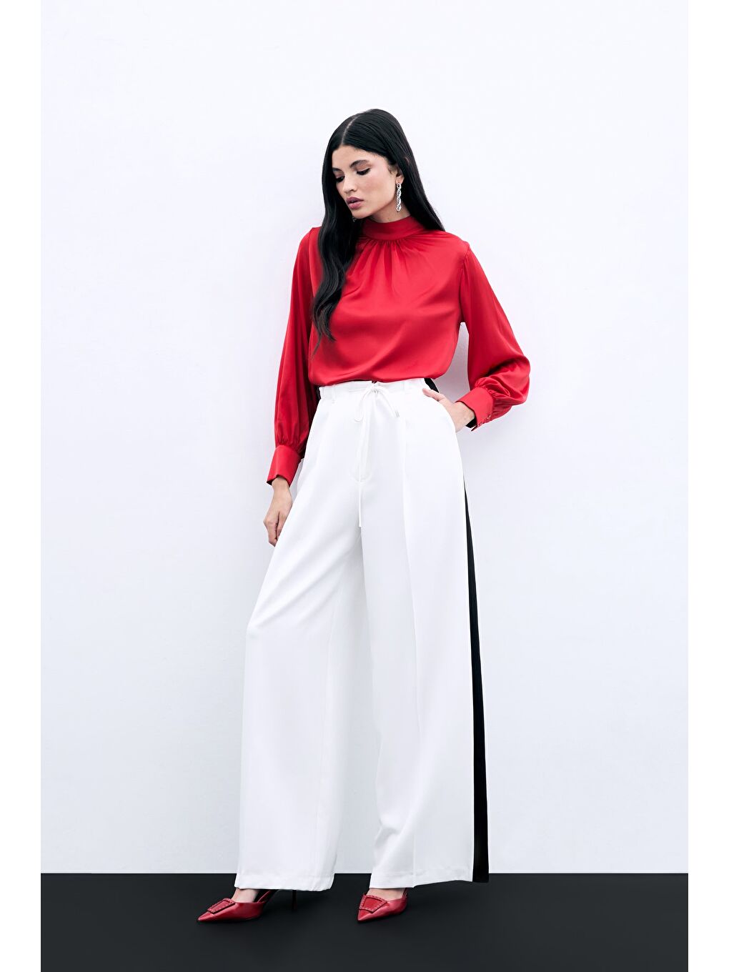 Yaka Detaylı Saten Bluz - Kırmızı-2