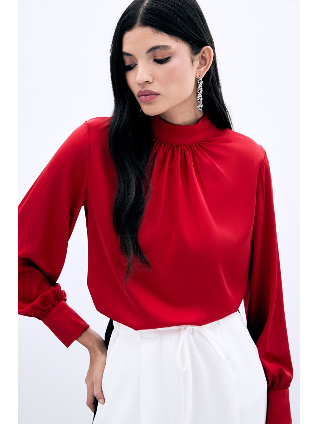 Yaka Detaylı Saten Bluz - Kırmızı-5