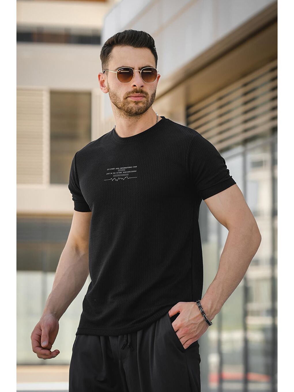 Siyah Ritim Desen Baskılı Slim Fit Likralı Erkek Tişört-1