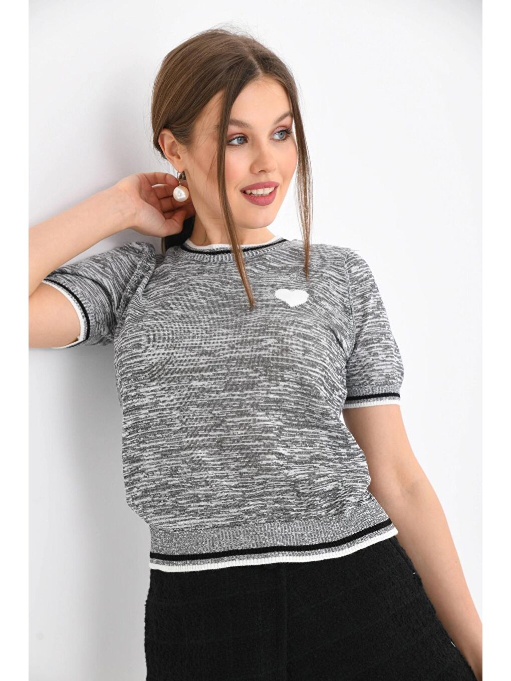 Ekru Gri Kalp Desenli Kısa Kol Mevsimlik Kazak