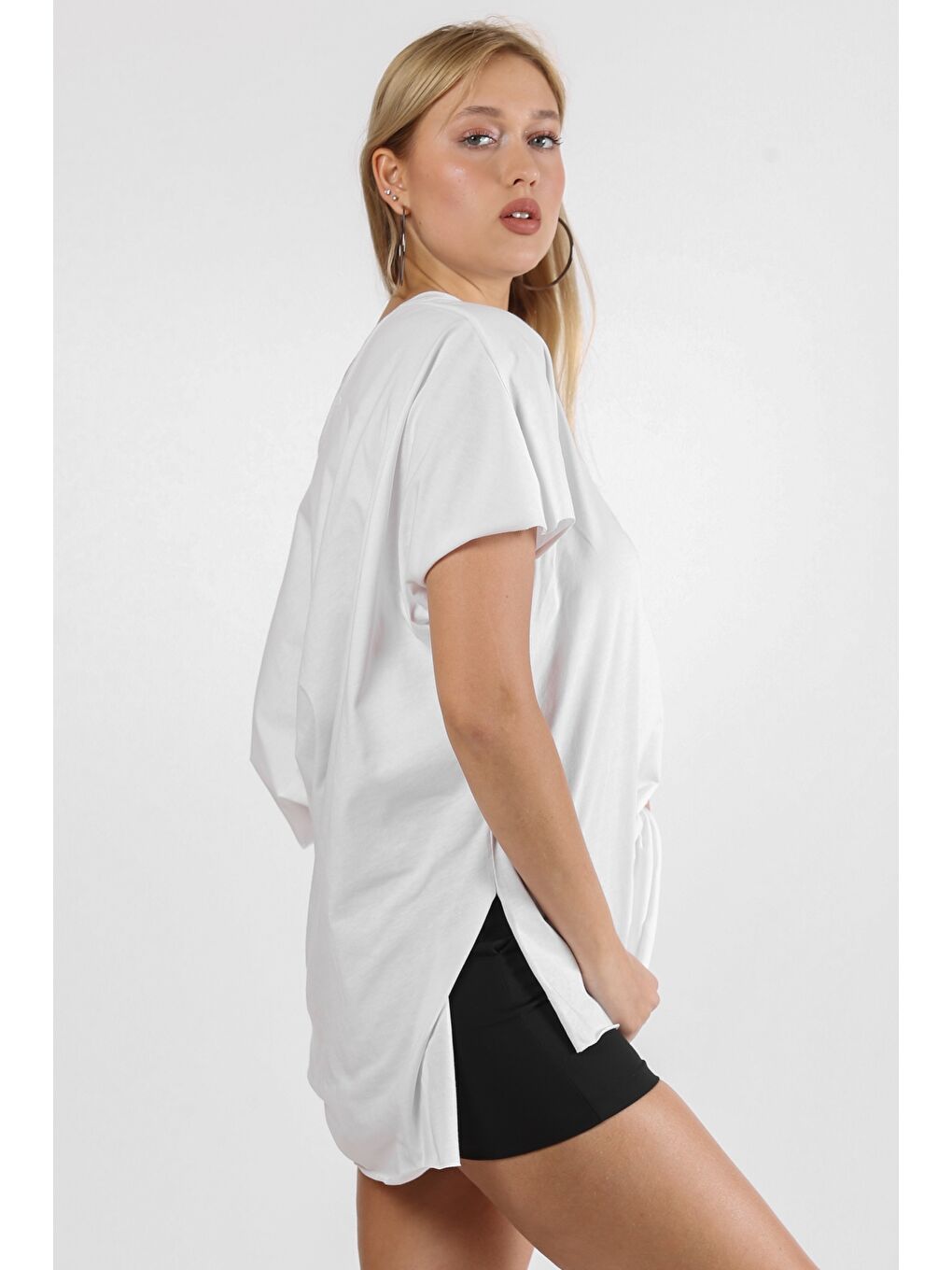 Beyaz Yuvarlak Yaka Yarasa Kol Yırtmaçlı Örme Tişört-1