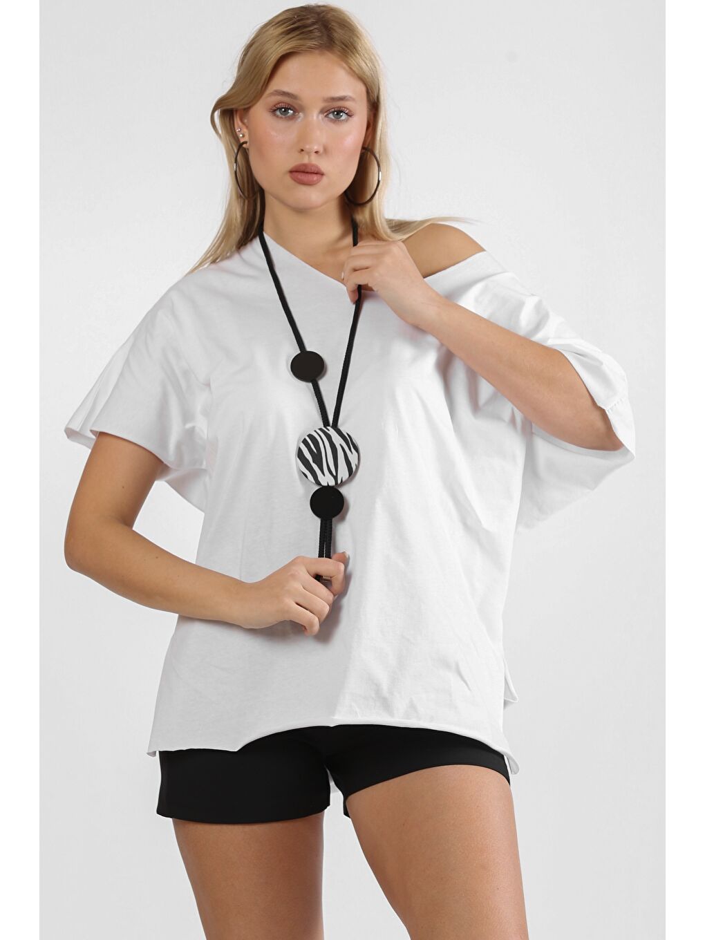 Beyaz Yuvarlak Yaka Yarasa Kol Yırtmaçlı Örme Tişört-2