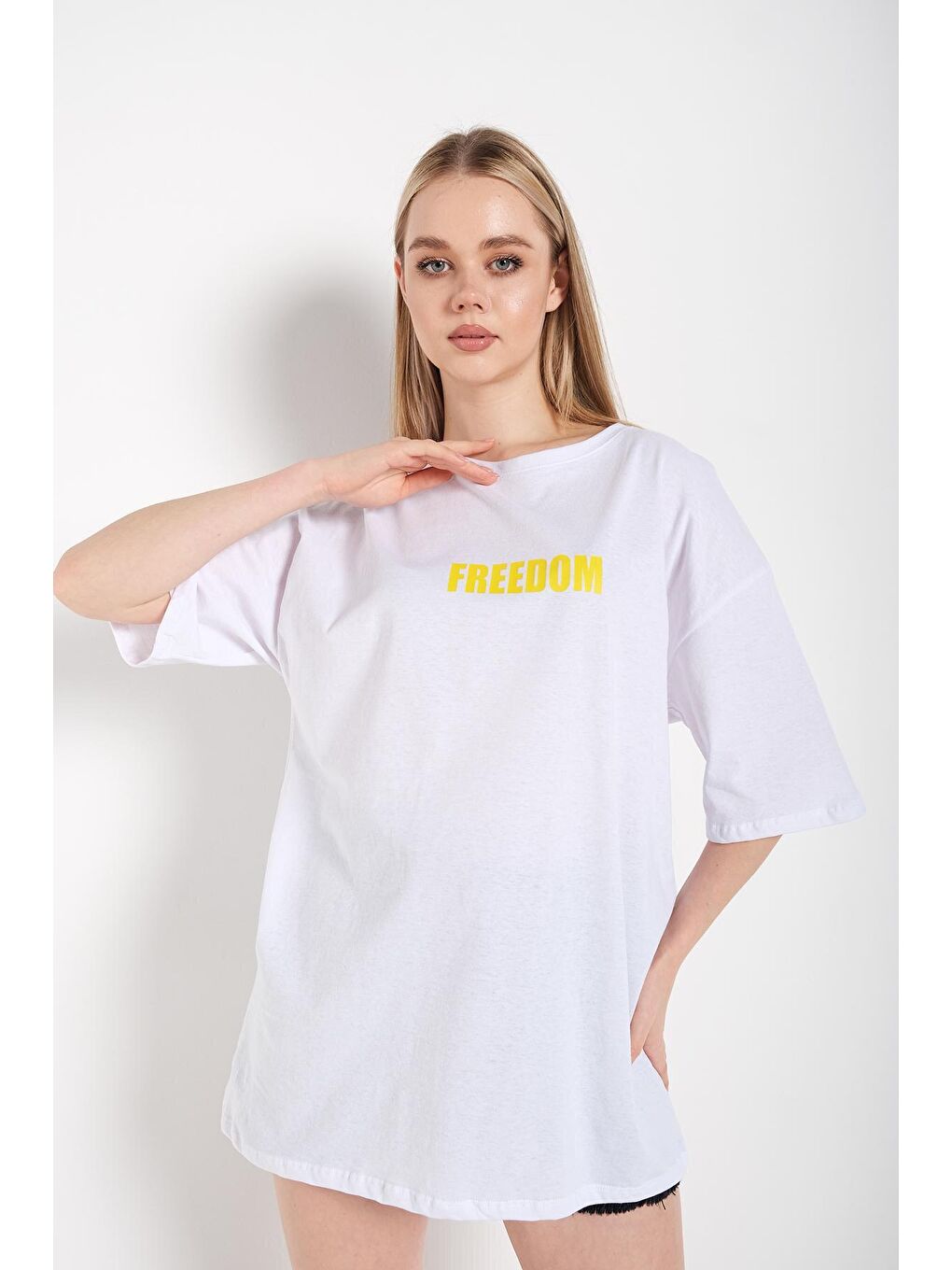 Trendseninle Beyaz Kadın Beyaz Oversize Freedom Baskılı Tişört