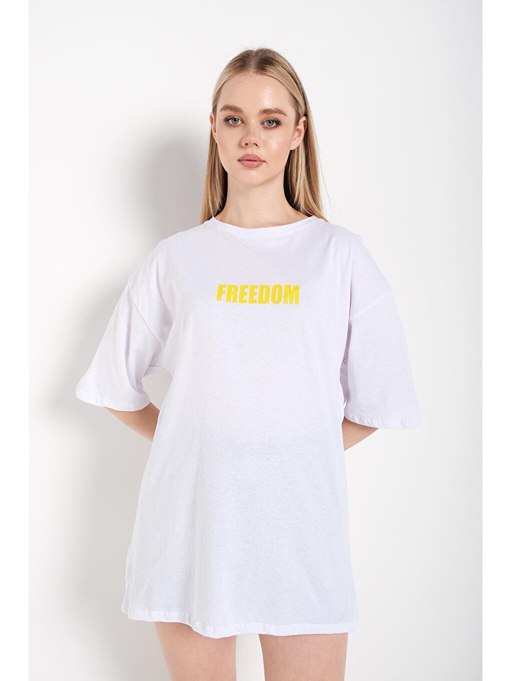 Trendseninle Beyaz Kadın Beyaz Oversize Freedom Baskılı Tişört - 1