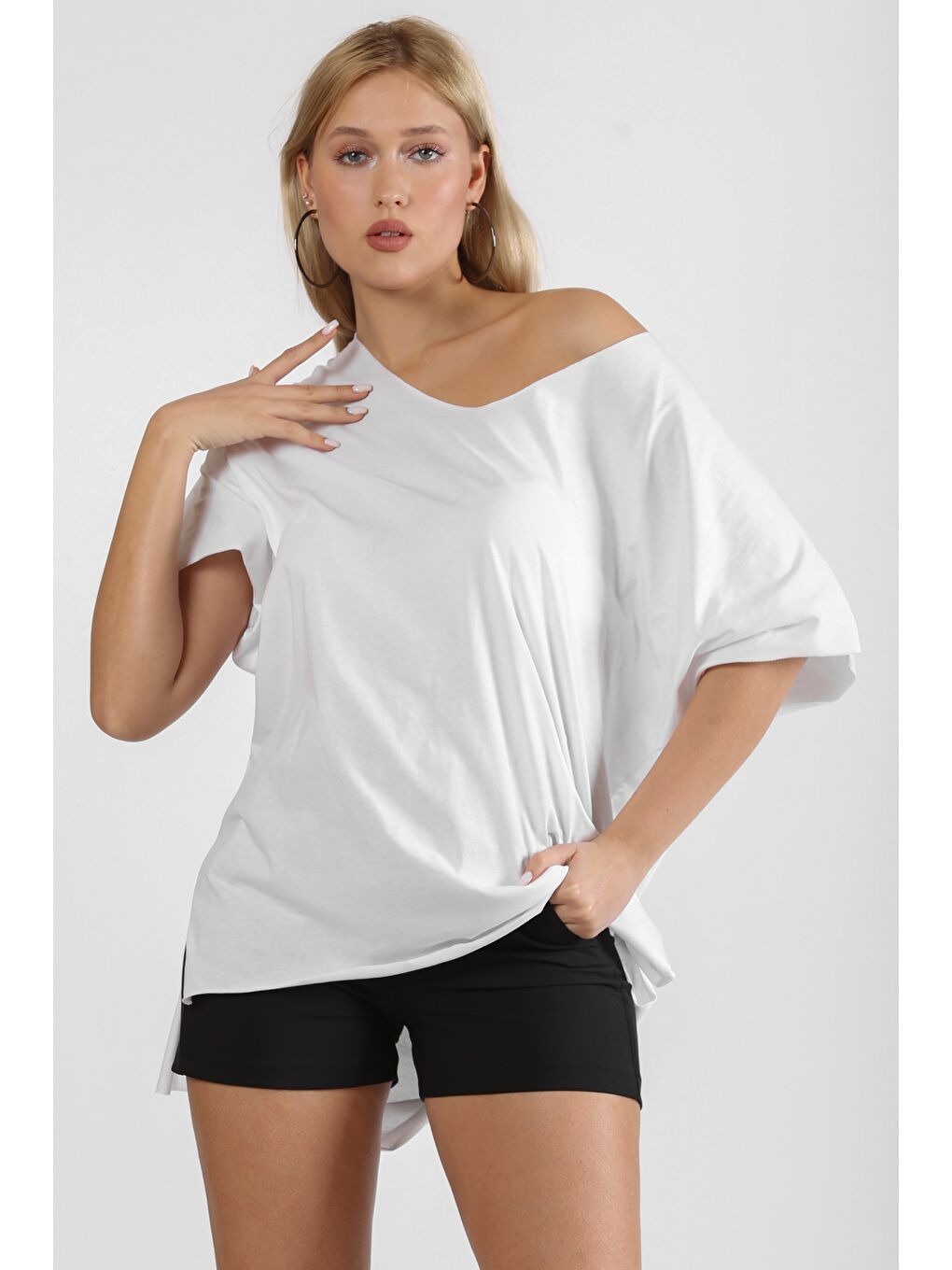 Beyaz Yuvarlak Yaka Yarasa Kol Yırtmaçlı Örme Tişört-3