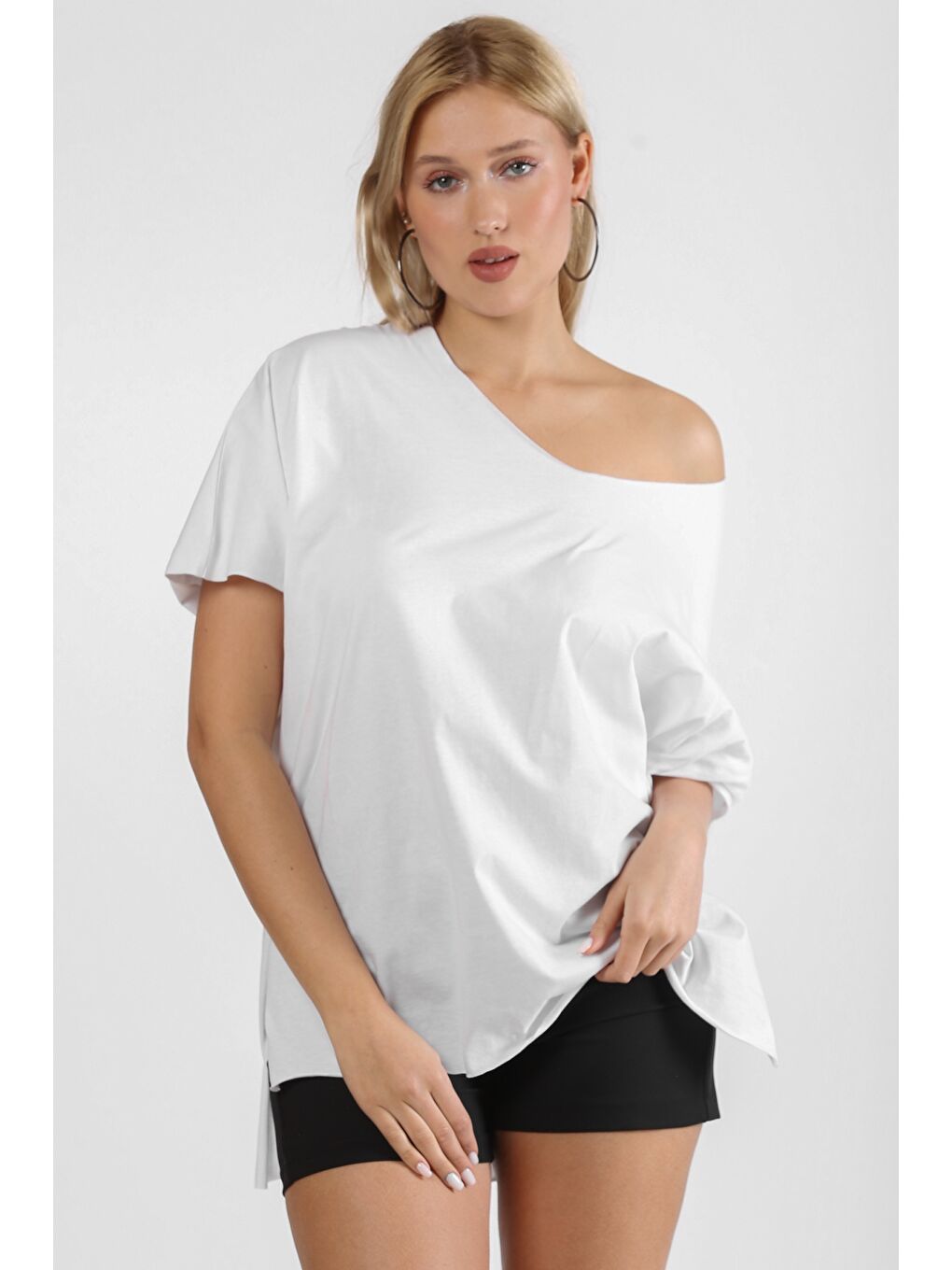 Beyaz Yuvarlak Yaka Yarasa Kol Yırtmaçlı Örme Tişört-4