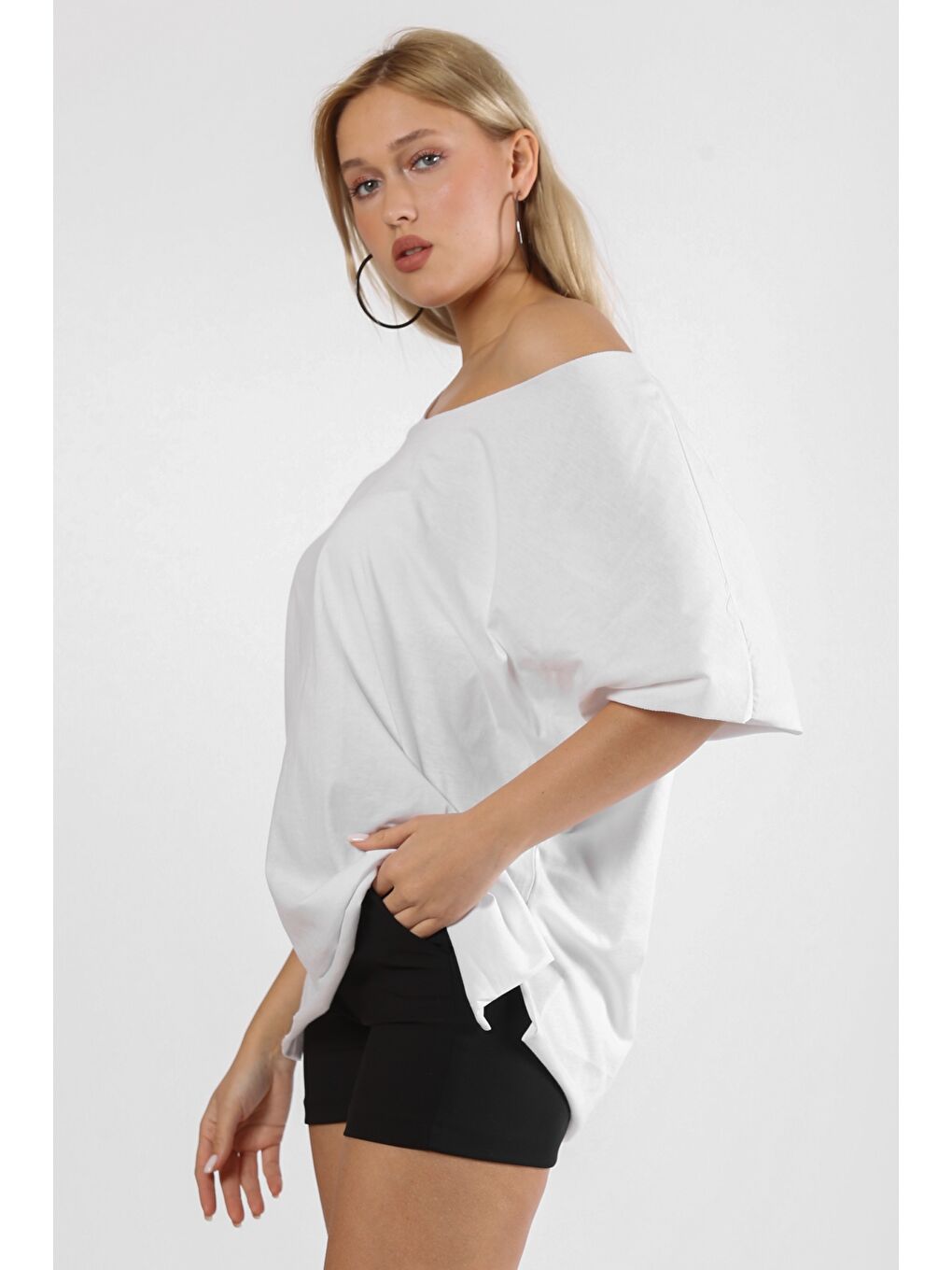 Beyaz Yuvarlak Yaka Yarasa Kol Yırtmaçlı Örme Tişört-5