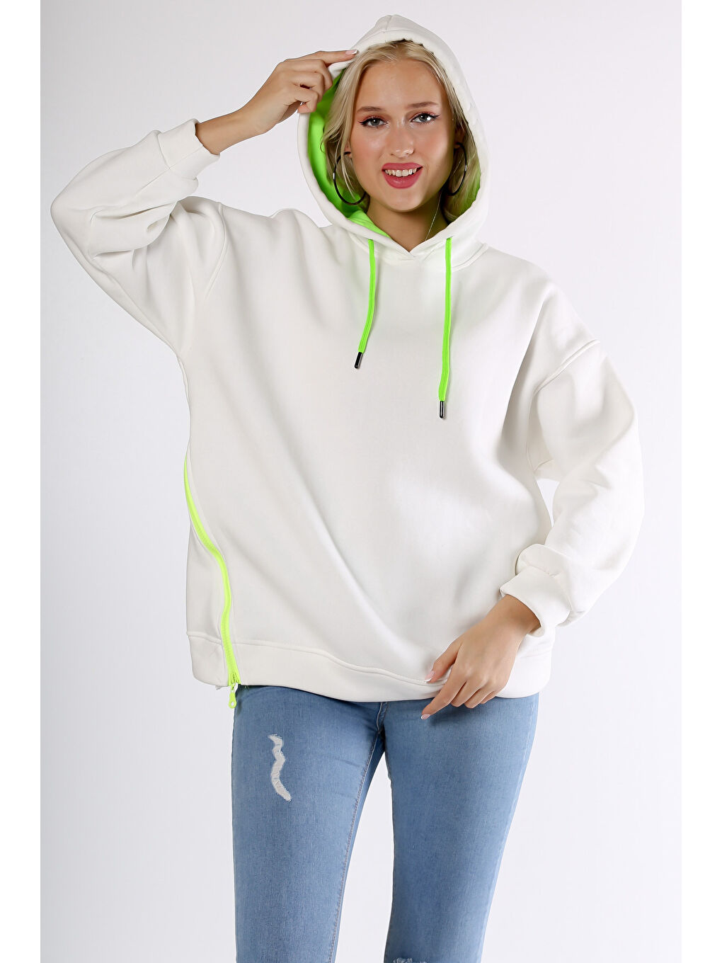 Beyaz Kapüşonlu Uzun Kol Fermuarlı Örme Sweatshirt