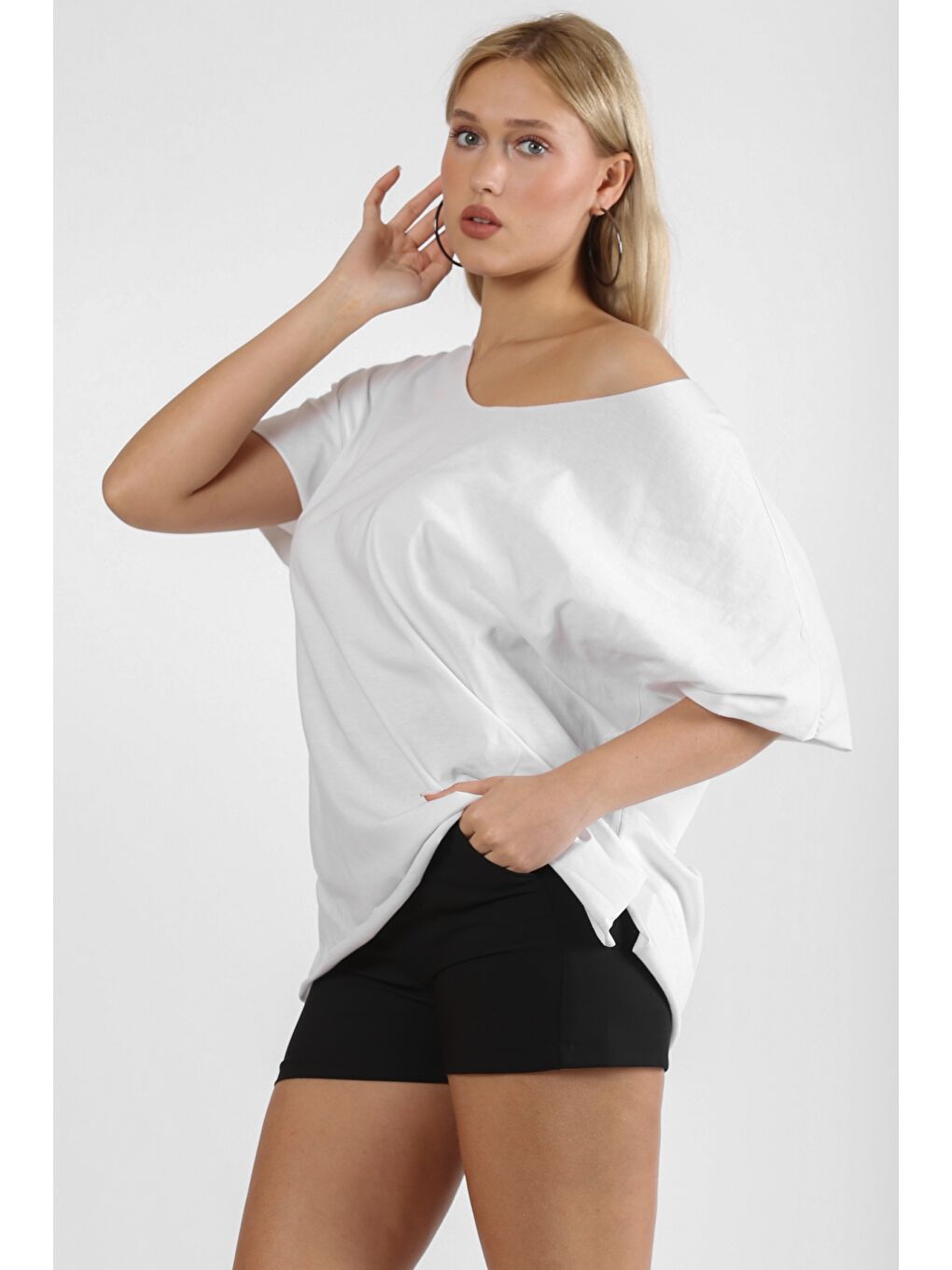 Beyaz Yuvarlak Yaka Yarasa Kol Yırtmaçlı Örme Tişört-6