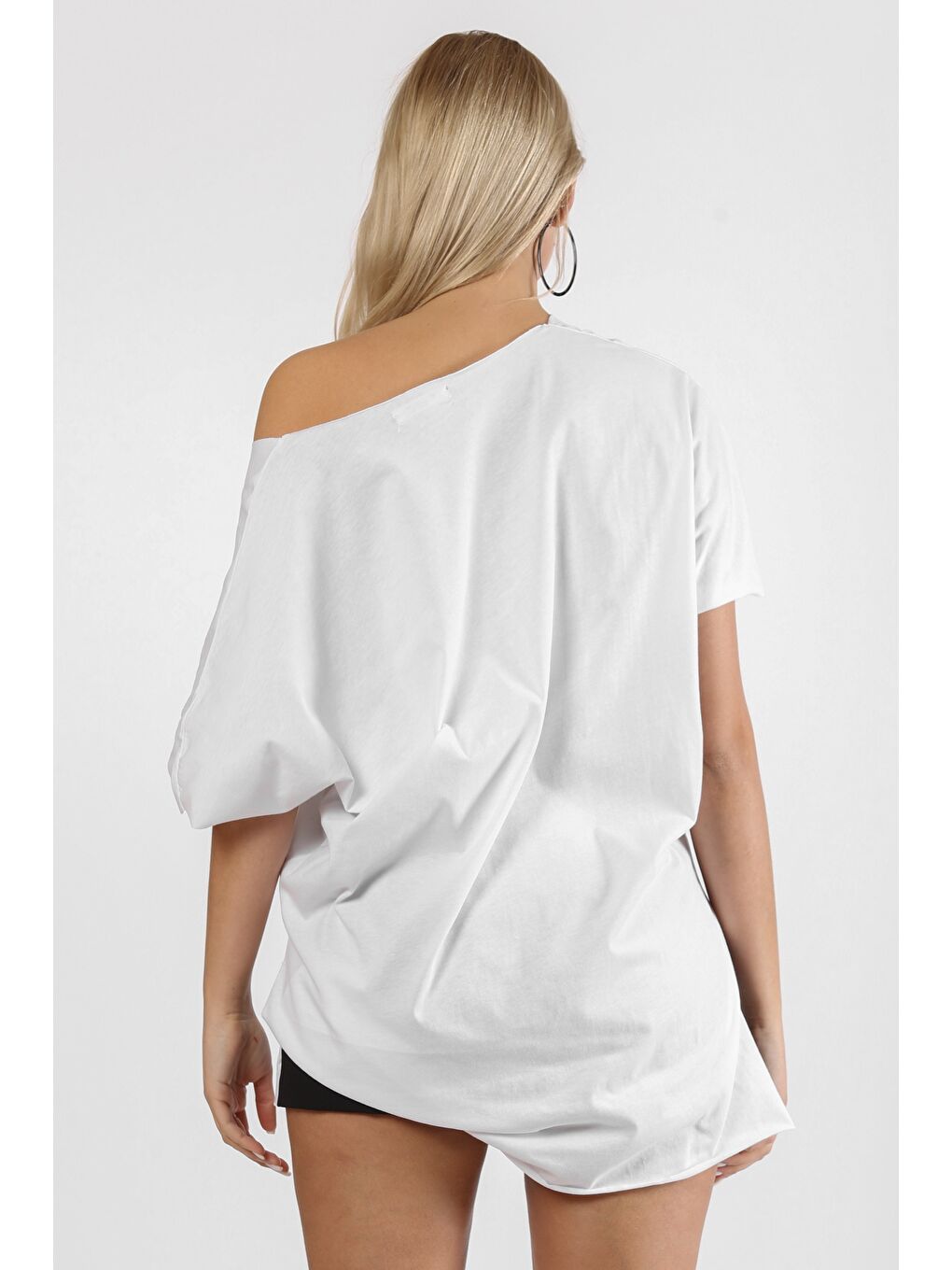 Beyaz Yuvarlak Yaka Yarasa Kol Yırtmaçlı Örme Tişört-7