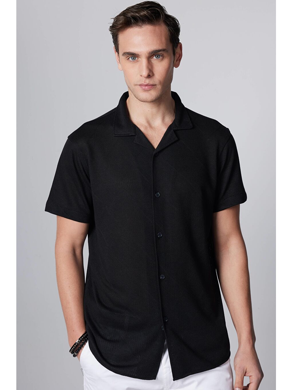 Slim Fit Kısa Kollu Dar Kesim Nefes Alan Örme Doku Kare Desenli Apaj Yaka Yazlık Siyah Erkek Gömlek