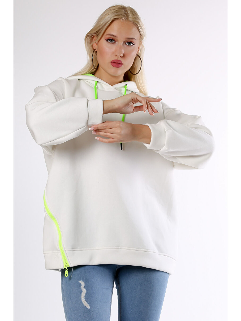Beyaz Kapüşonlu Uzun Kol Fermuarlı Örme Sweatshirt-3