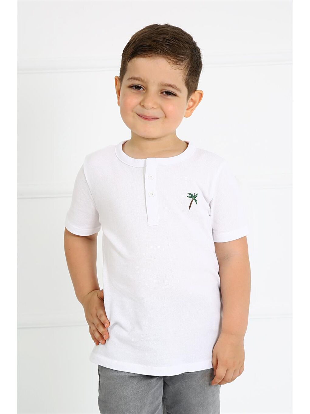 Erkek Çocuk Nakışlı Beyaz Hakim Yaka Tişört-1